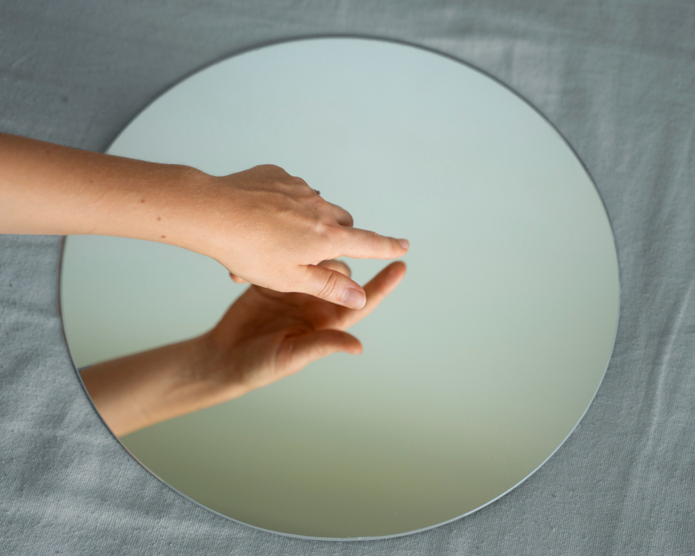 Non-Superimposable mirror image of hand